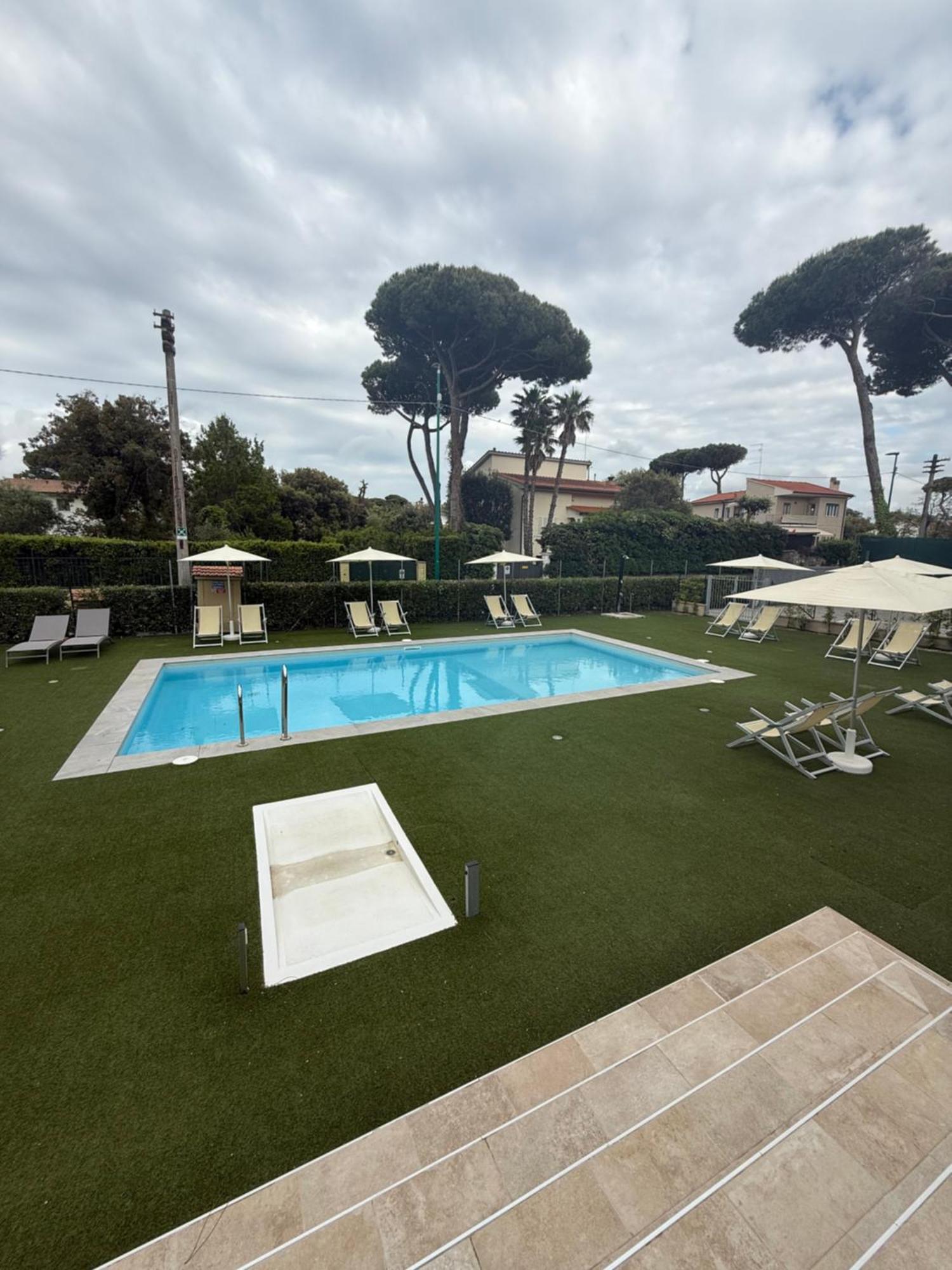 Residence San Francesco Tirrenia Eksteriør billede